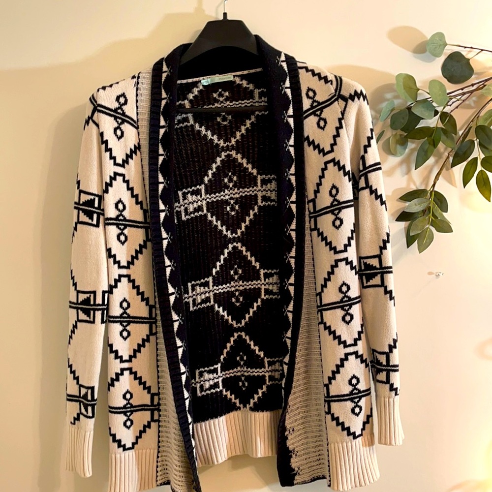 Maurice’s size M tribal patterned cardigan